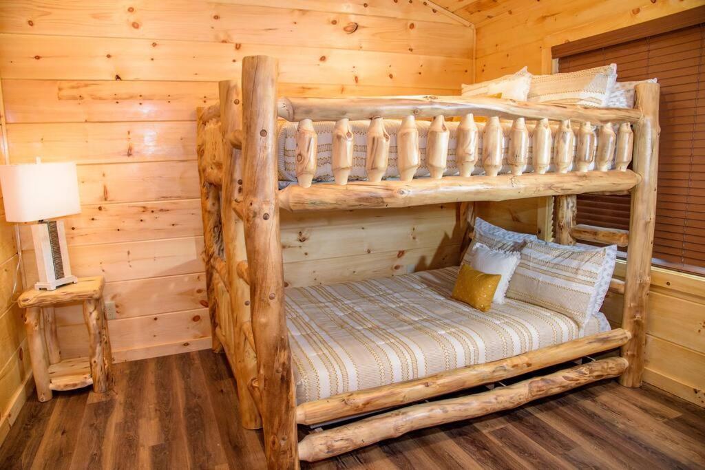 Spacious 2800 Sq Ft-Cozy Wood Cabin-New Build Pigeon Forge Exterior foto