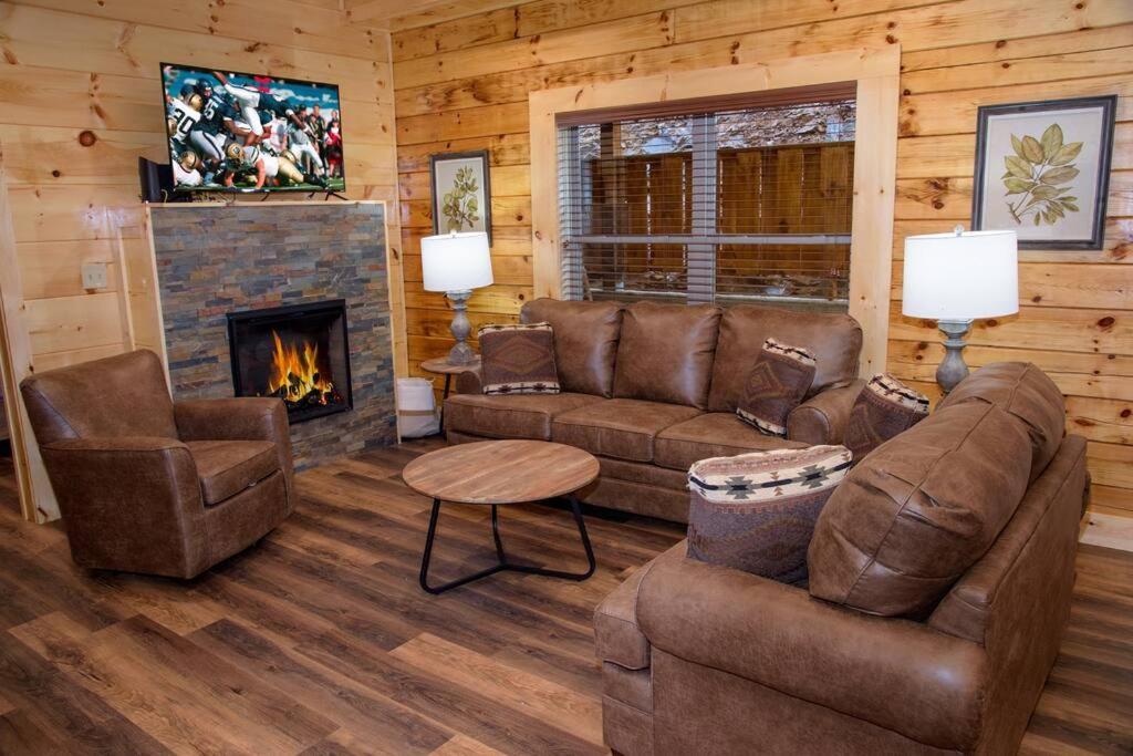 Spacious 2800 Sq Ft-Cozy Wood Cabin-New Build Pigeon Forge Exterior foto