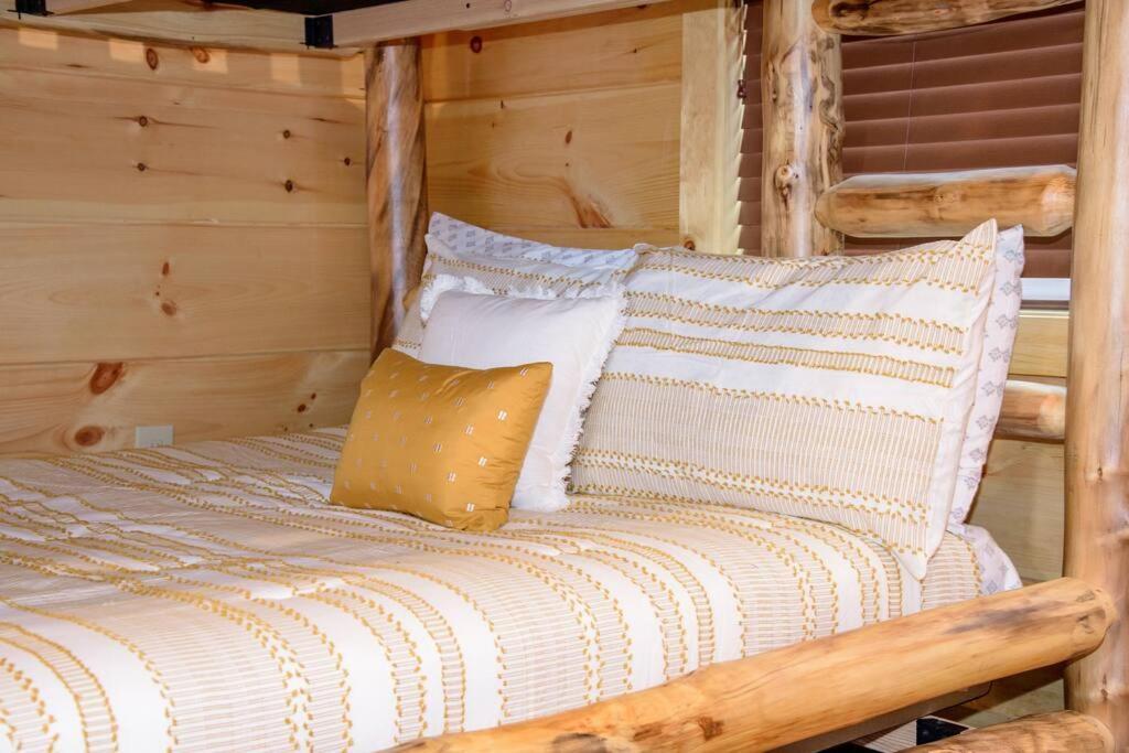 Spacious 2800 Sq Ft-Cozy Wood Cabin-New Build Pigeon Forge Exterior foto