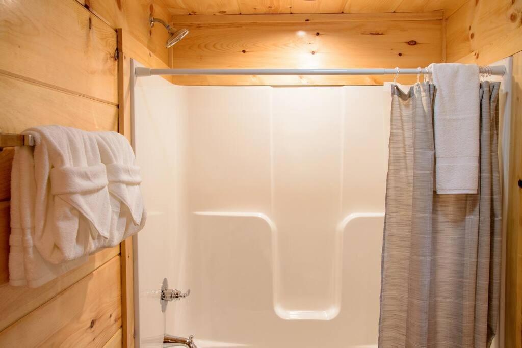 Spacious 2800 Sq Ft-Cozy Wood Cabin-New Build Pigeon Forge Exterior foto