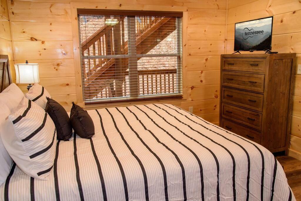 Spacious 2800 Sq Ft-Cozy Wood Cabin-New Build Pigeon Forge Exterior foto