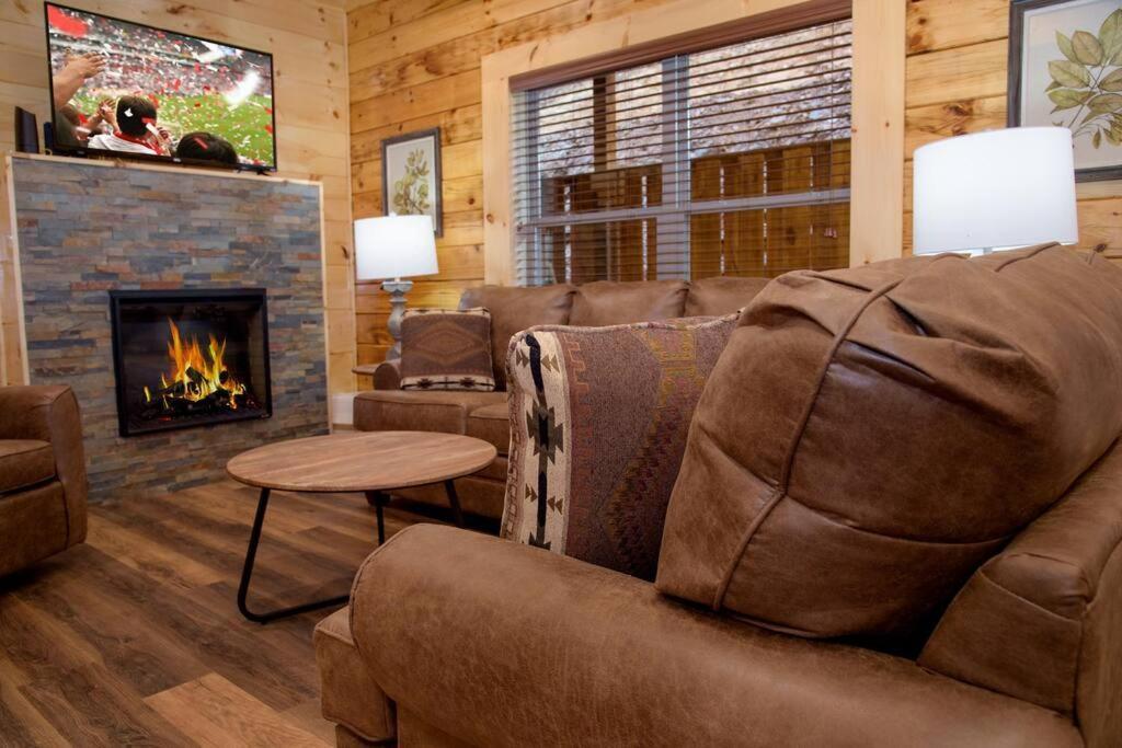 Spacious 2800 Sq Ft-Cozy Wood Cabin-New Build Pigeon Forge Exterior foto